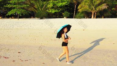 美丽的微笑女士们拍的太阳海滩清洁白色沙子蓝色的背景